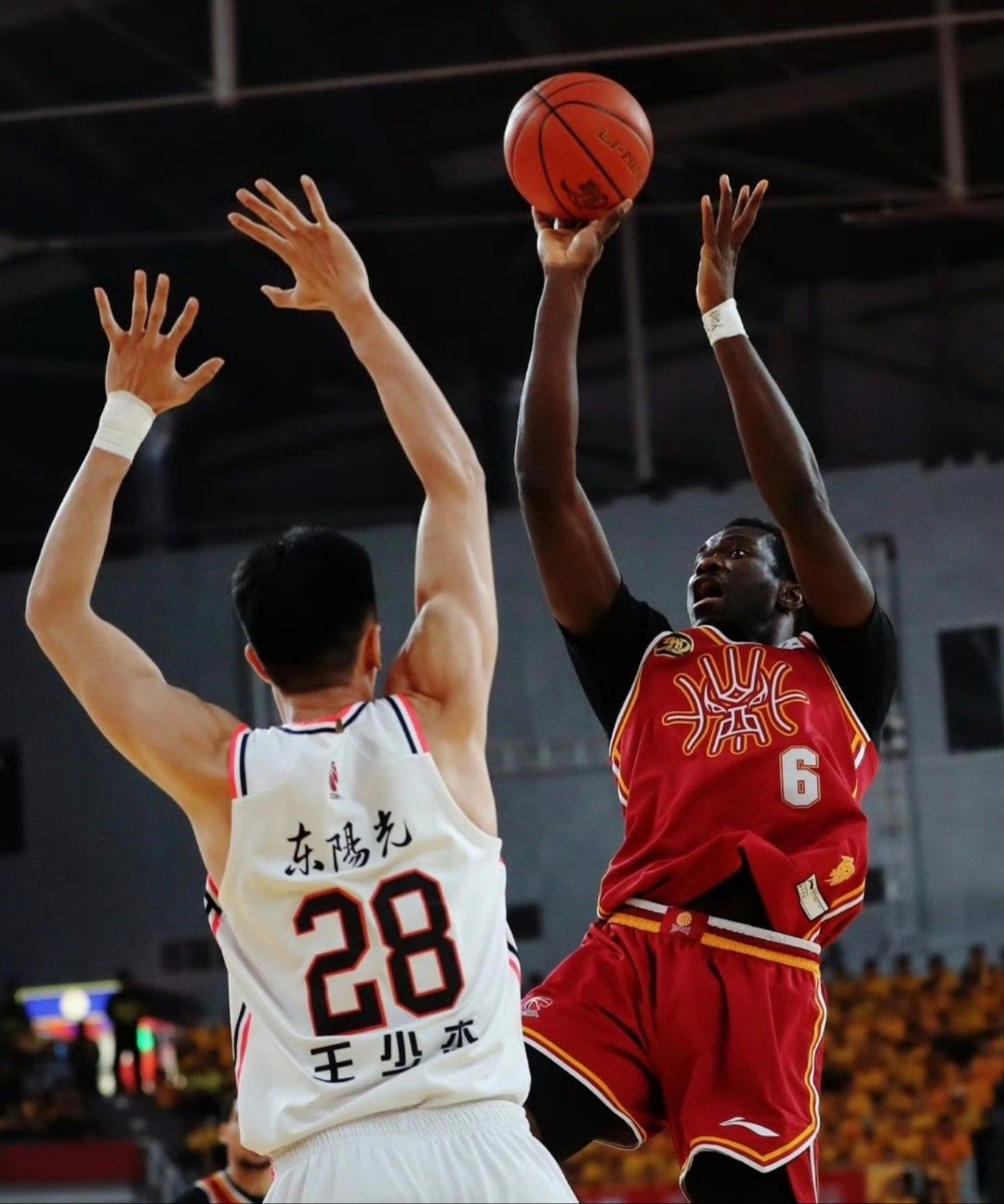 赛地聚焦：CBA季后赛今夜热度飙升；菲尼克斯太阳篮板制胜；媒体盛赞；赛程密集仍需轮换的简单介绍